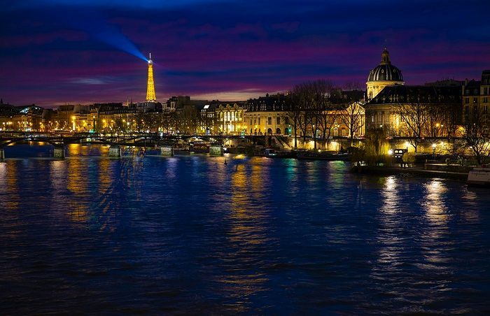 Promenade nocturne sur les quais de Seine à Paris