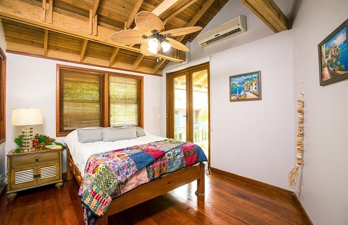 Une chambre agréable pour des vacances réussies avec ses accessoires location saisonnière © Toploc