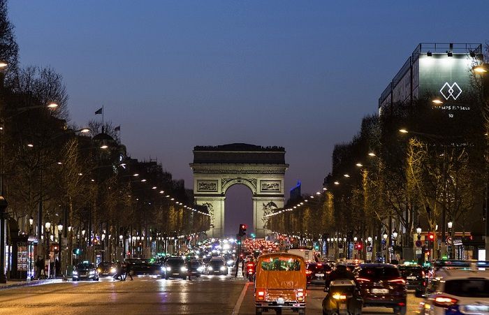 Balade nocturne sur les Champs-Elysées pour visiter Paris © DR