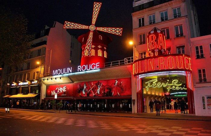 Le Moulin-Rouge, un incontournable situé au pied de la butte Montmartre à Paris