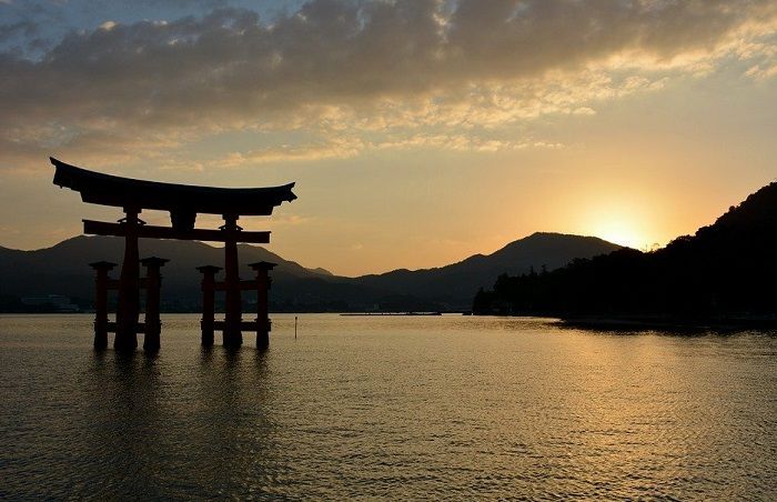Le grand torii du sanctuaire d'Itsukushima au coucher du soleil
