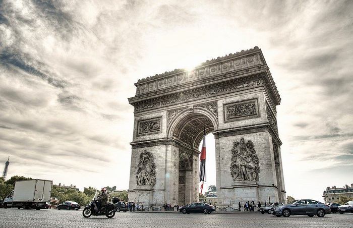 Pensez à visiter les Champs-Elysées et l'Arc de Triomphe lors de votre séjour à Paris