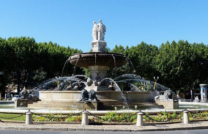 Découverte de la célèbre fontaine de la Rotonde lors de votre escapade à Aix-en-Provence
