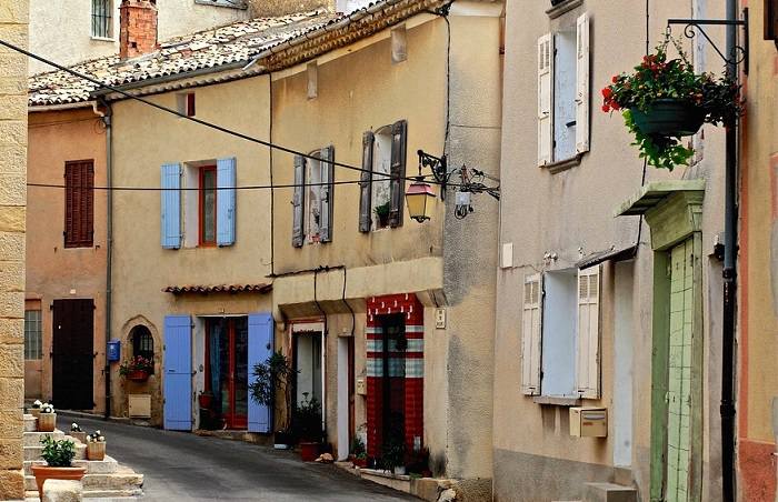 Découverte d'une ruelle typiquement provençale lors de votre séjour à Aix-en-Provence