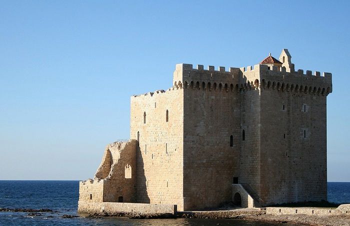 Monastère fortifié de l'abbaye de Lérins situé sur la côte sud de l'île Saint-Honorat dans la baie de Cannes