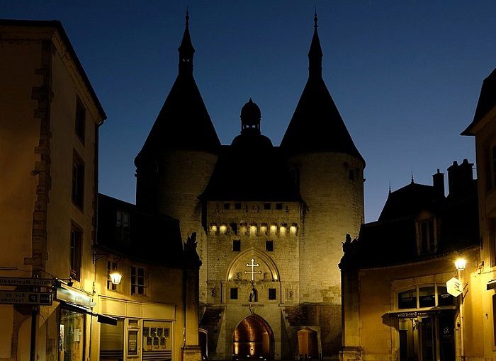 Partez à la découverte de la porte de la Craffe, un imposant vestige des fortifications médiévales © DR