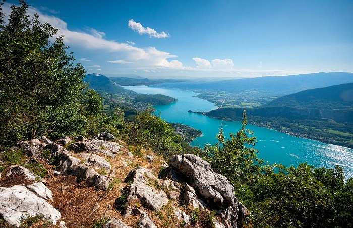 Visiter Annecy : Prenez un peu de hauteur lors d'une randonnée et admirez le lac d'Annecy