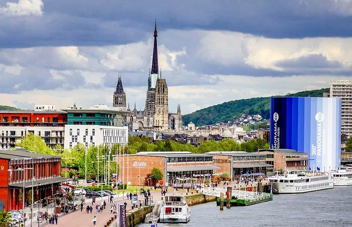 Profitez de votre séjour à Rouen pour vous balader sur les quais, en bord de Seine et partez à la découverte de l'église Sainte-Madeleine et du Panorama XXL