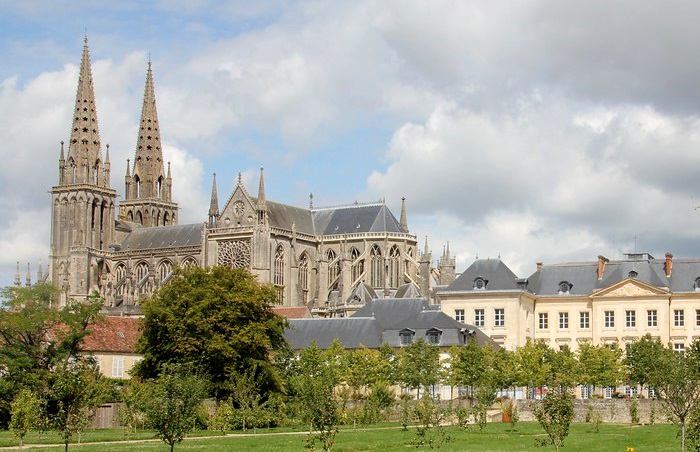 La cathédrale Notre-Dame de Sées depuis le parc situé à proximité © Orne Tourisme