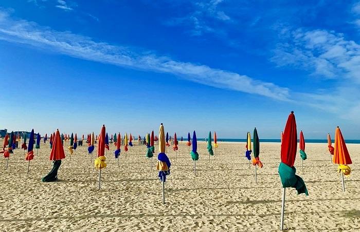 La plage de Deauville fait partie des plages proches de Paris à découvrir cet été