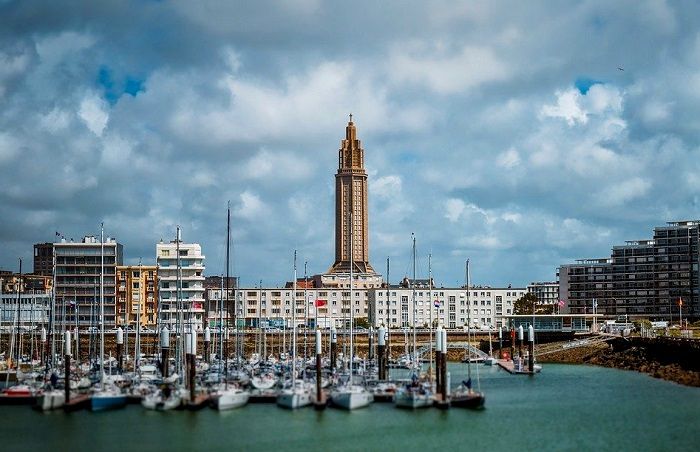 Magnifique vue du port et de l'église Saint-Joseph du Havre