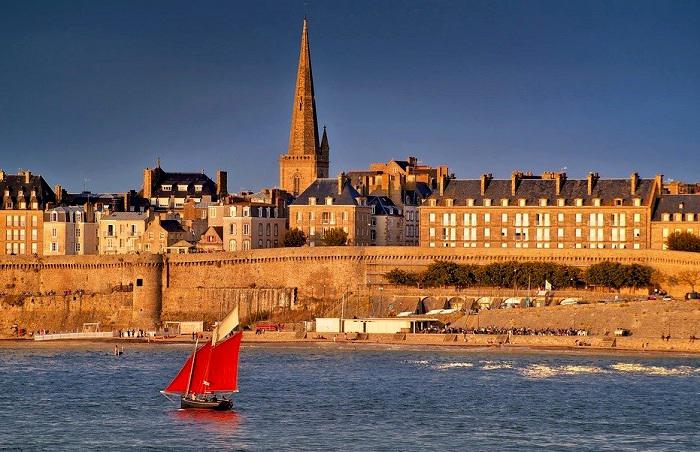 Offrez-vous des vacances en Ille-et-Vilaine et profitez d'une escapade en mer pour admirer Saint-Malo