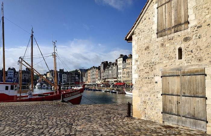 Offrez-vous une balade sur le port d'Honfleur lors de votre visite du Calvados