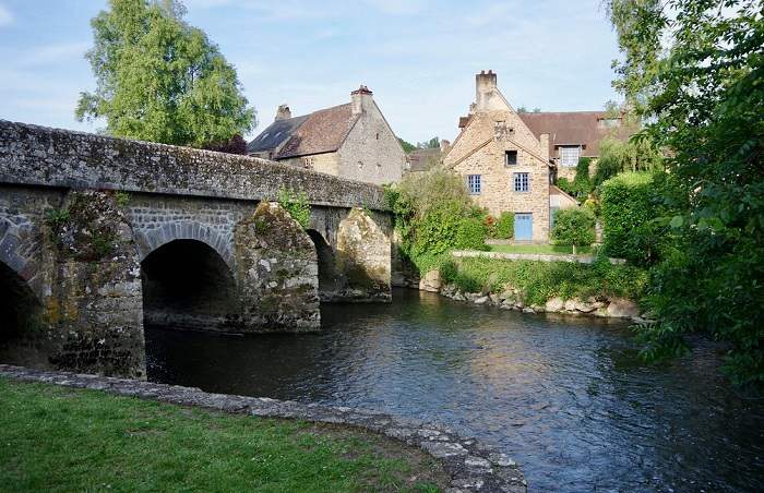 Offrez-vous une escapade dans le magnifique village de Saint Ceneri-le-Gérei lors de votre weekend dans l'Orne © Les plus beaux villages de France