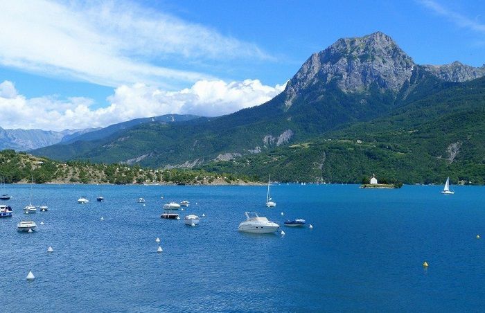 Offrez-vous une journée au bord du Lac de Serre-Ponçon lors de votre escapade dans les Hautes-Alpes