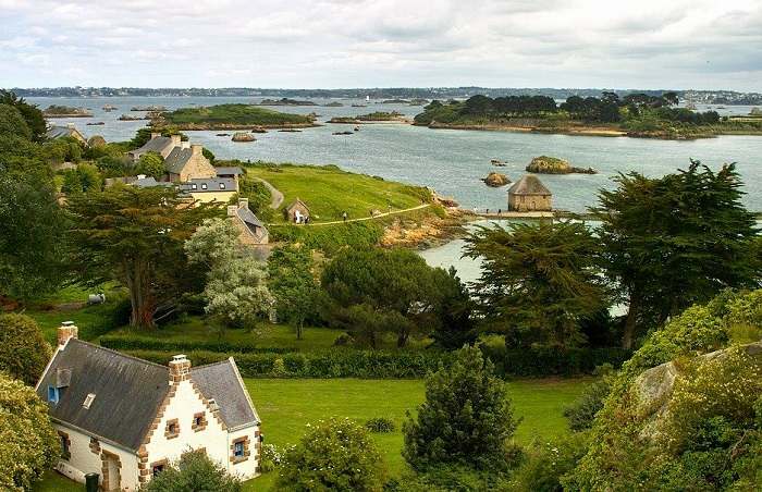 Partez à la découverte de l'Île-de-Bréhat lors de votre séjour en Bretagne