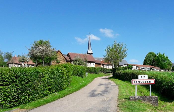 Partez à la découverte du célèbre village de Camembert lors de votre séjour en Normandie © Gites de France