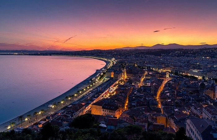 Profitez de votre séjour dans les Alpes-Maritimes pour vous offrir un coucher de soleil sur la Promenade des Anglais à Nice