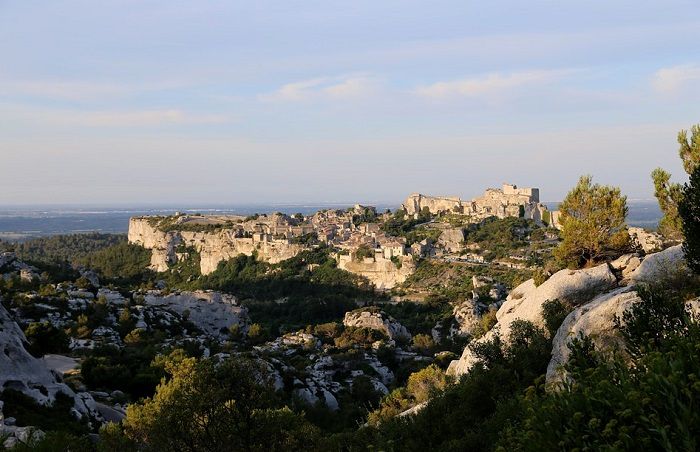 Profitez d'une randonnée pour admirer les Baux de Provence