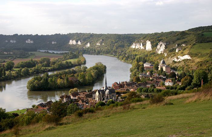 Une vue magnifique sur le village d'Andelys depuis Château-Gaillard