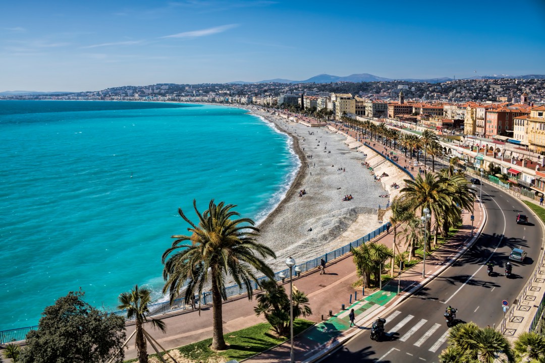 Visiter les Alpes-Maritimes et découvrez la promenade des Anglais à Nice © Bar Crawl