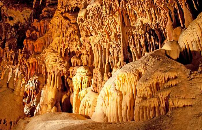 Enfoncez-vous dans les entrailles de la terre en visitant la Grotte de Dargilan © DR