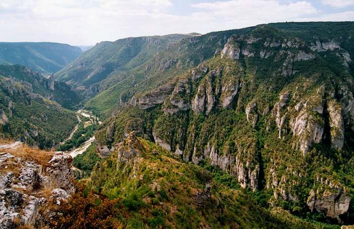 Offrez-vous une randonnée dans les Gorges du Tarn lors de votre séjour en Lozère © DR
