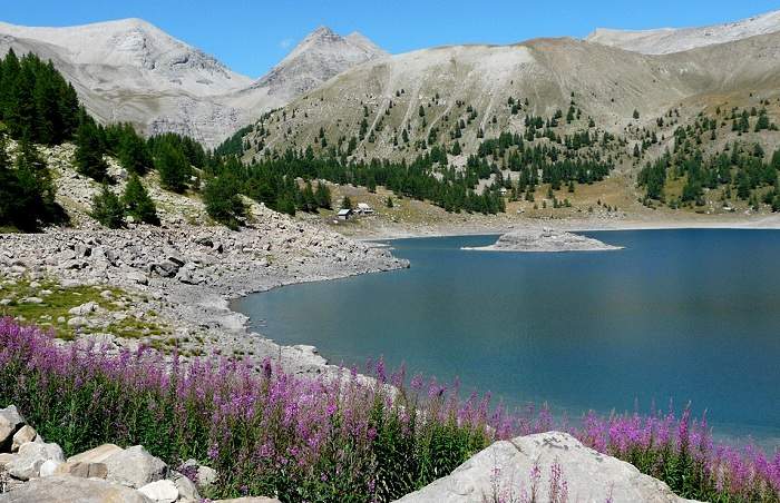 Offrez-vous une randonnée jusqu'au lac d'Allos lors de vos vacances dans les Alpes-de-Haute-Provence
