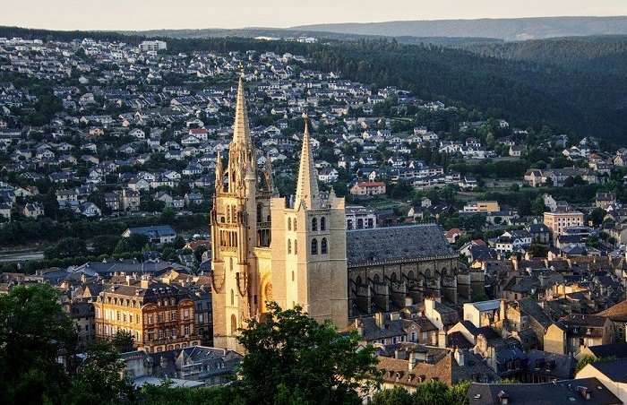 Offrez-vous une visite de la cathédrale Notre-Dame-et-Saint-Privat de Mende lors de vos prochaines vacances en Lozère © DR