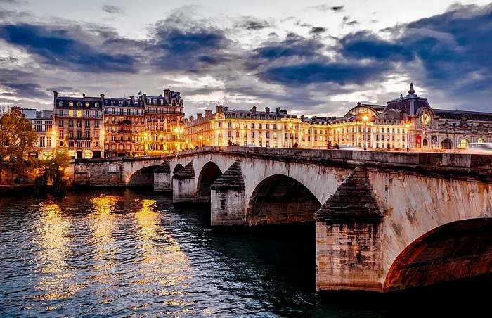 Optez pour une location de vacances à Paris et profitez d'une balade à la tombée de la nuit dans la ville la plus romantique du monde