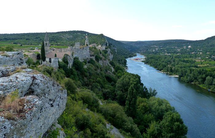 Partez à la découverte du village d'Aiguèze lors de votre escapade dans le Gard