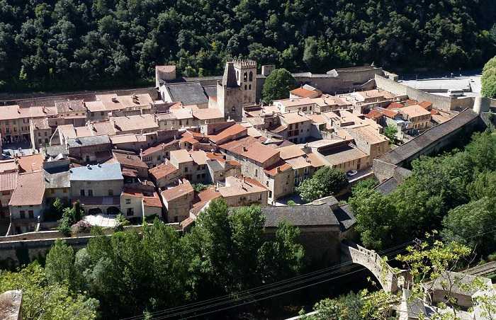 Visite des Pyrénées-Orientales: Profitez de votre escapade à Villefranche-de-Conflent pour emprunter le célèbre train jaune de Cerdagne