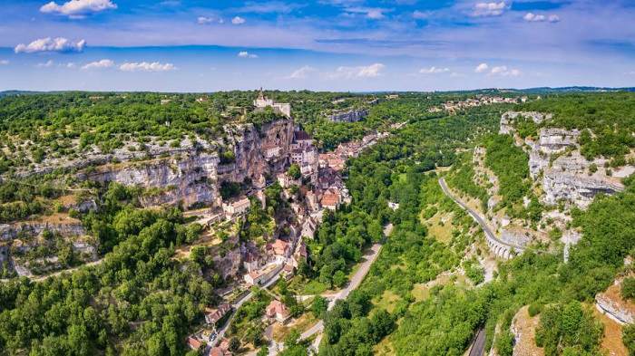 Profitez de votre escapade dans les grottes et gouffres Dordogne pour vous offrir une visite du village perché de Rocamadour