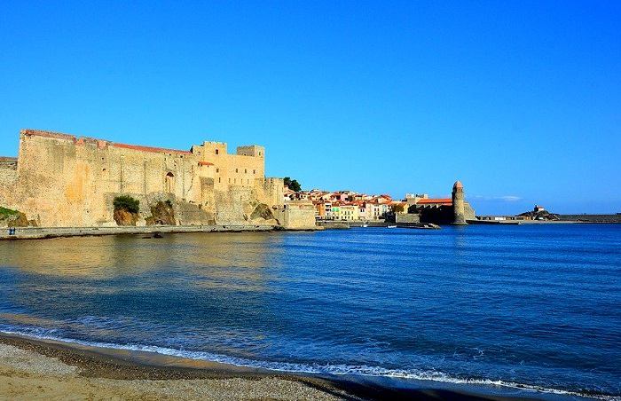 Profitez d'une balade au bord de l'eau lors de vos vacances à Collioure