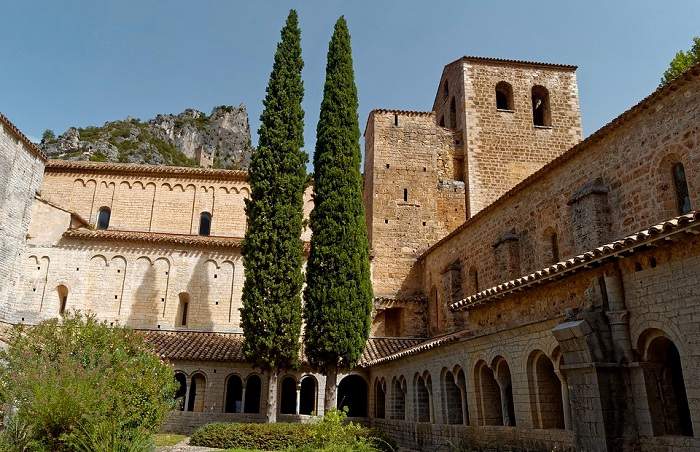 Si vous souhaitez visiter l’Hérault, pensez à vous offrir une escapade à Saint-Guilhem-le-Désert pour découvrir, entre autres, l'abbaye Saint-Sauveur de Gellone