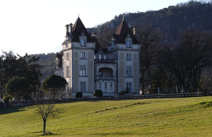 Déposez vos valises à Saint-Vincent-de-Cosse et partez à la découverte du Château de Monrecour