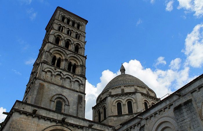 Partez à la découverte de la Cathédrale Saint-Pierre d'Angoulême lors de votre séjour en Charente