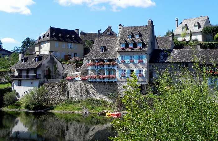 Profitez d'une balade au bord de l'eau à Argentat-sur-Dordogne lors de votre séjour en Corrèze