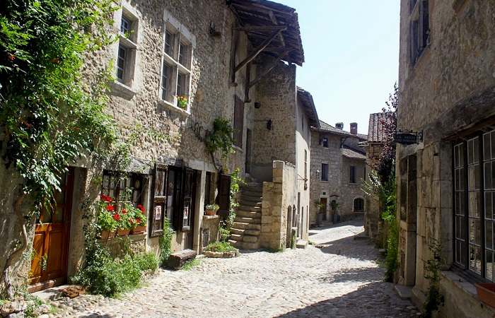 Découverte de Pérouges, l'un des plus beaux villages médiévaux de France