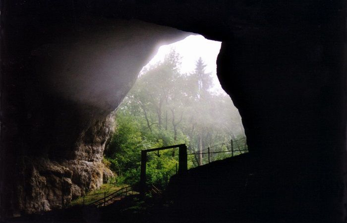 Enfoncez-vous dans les entrailles de la terre en visitant les grottes du Cerdon