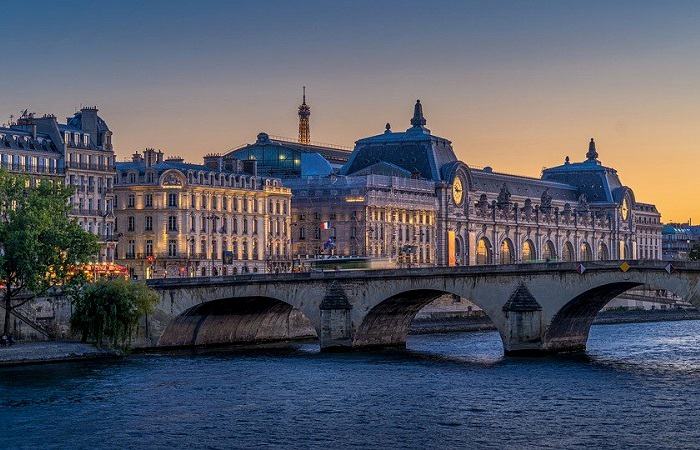 Flâner au bord de la Seine, l'une des meilleures activités pour visiter Paris cet hiver © DR