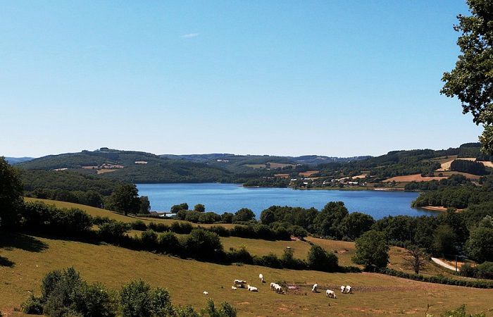 Offrez-vous une journée au bord de l'eau au lac de Pannecière lors de votre séjour dans la Nièvre © DR