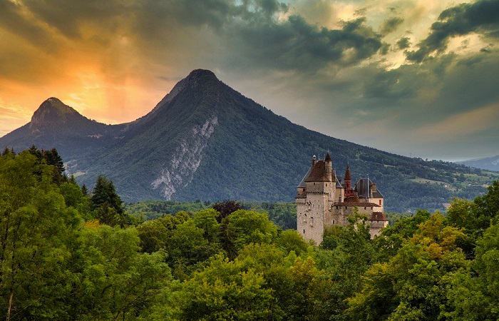 Partez à la découverte du château de Menthon-Saint-Bernard lors votre séjour en Haute-Savoie