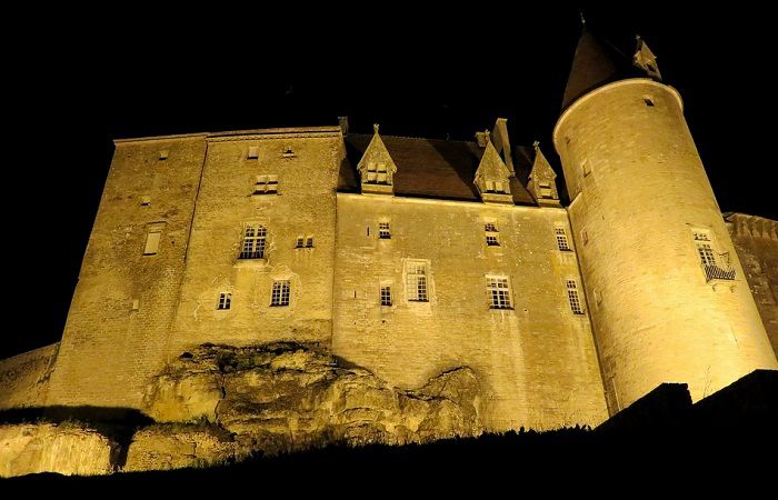 Promenade nocturne à Châteauneuf-en-Auxois lors de votre escapade en Côte d'Or