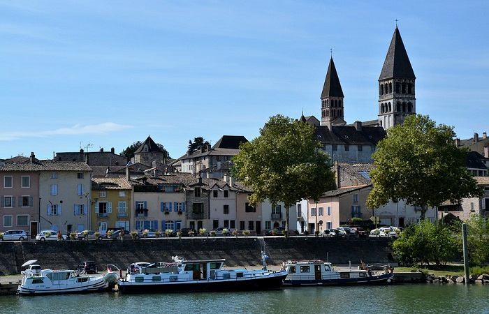 Si vous avez prévu de visiter la Saône-et-Loire, pensez à vous offrir une escapade à Tournus