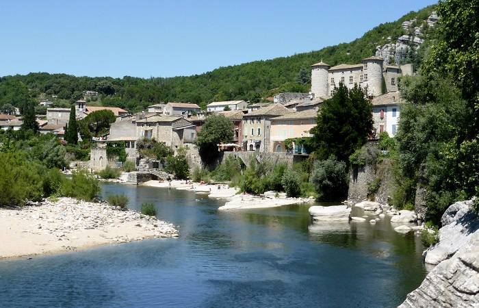 Visite de Vogüé, l'un des plus beaux villages de France pour visiter l'Ardèche © DR