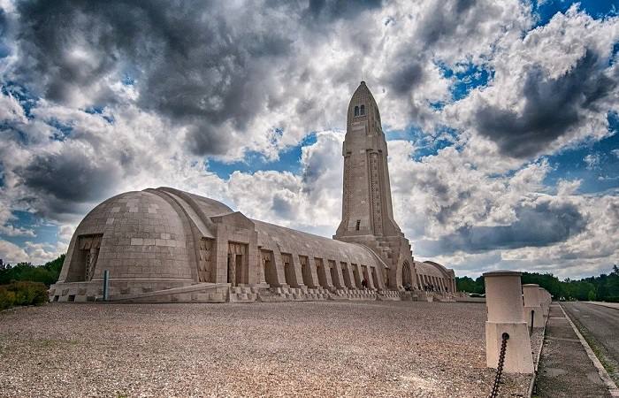 Découverte de L'ossuaire de Douaumont, un monument à la mémoire des soldats de la bataille de Verdun de 1916