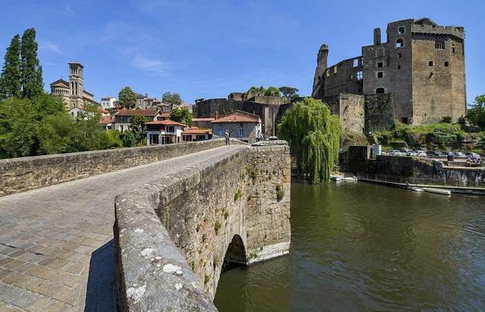 Découverte de la ville de Clisson et de son château lors de vos vacances en Loire-Atlantique © DR