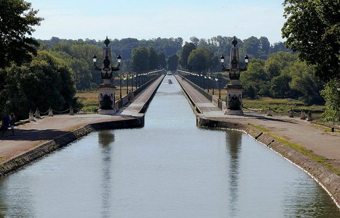 Découverte du célèbre Pont-Canal de Briare lors de votre séjour dans le Loiret