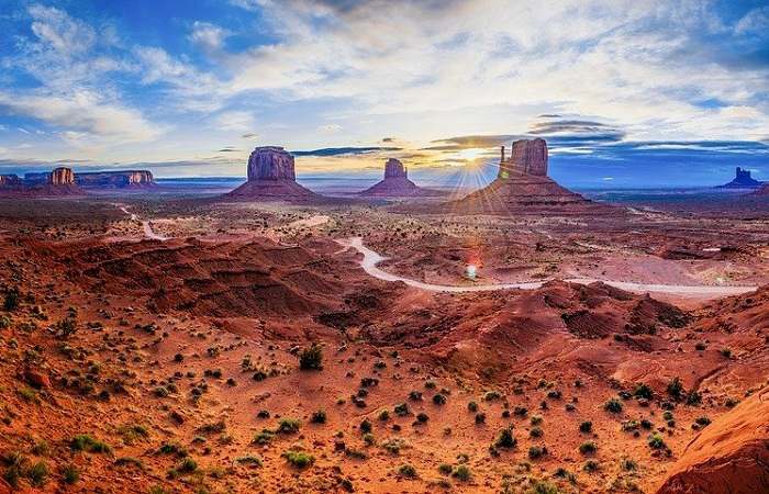 Direction la frontière entre l'Arizona et l'Utah pour découvrir Monument Valley, une destination incontournable à ne pas manquer lors de votre voyage aux Etats-Unis